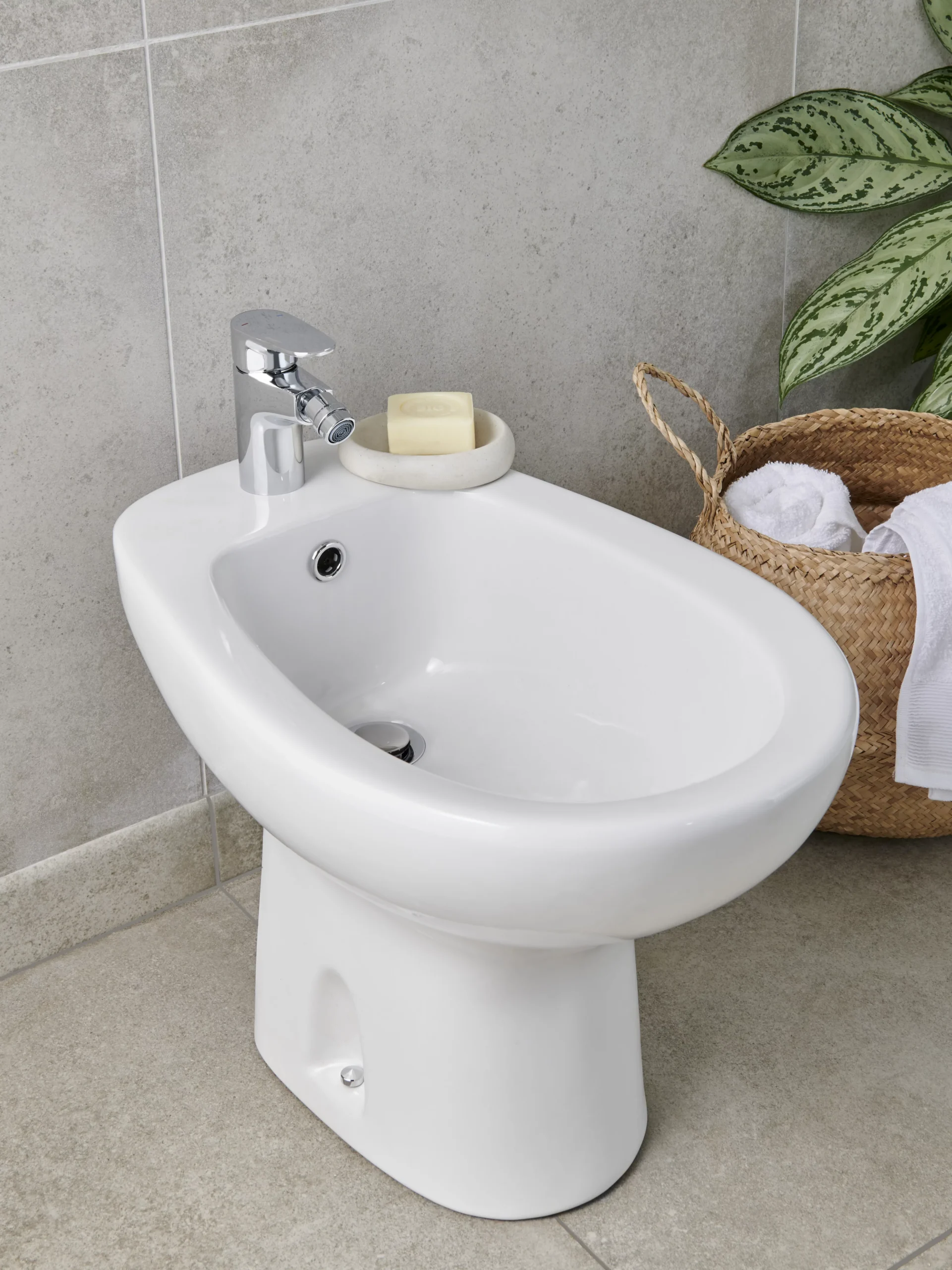 GoodHome Cavally Standard Gloss Chrome Effect Round Deck-mounted Manual Bidet Mono Mixer Tap 10 GoodHome Cavally Standard Gloss Chrome Effect Round Deck-mounted Manual Bidet Mono Mixer Tap - Image 8