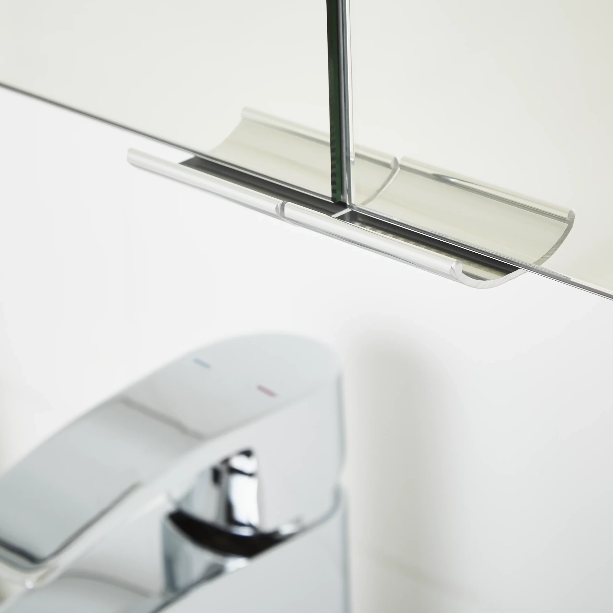 GoodHome Imandra Gloss Non Illuminated Wall-mounted Tall Mirrored Bathroom Cabinet (W)600mm (H)900mm 16 GoodHome Imandra Gloss Non Illuminated Wall-mounted Tall Mirrored Bathroom Cabinet (W)600mm (H)900mm - Image 14